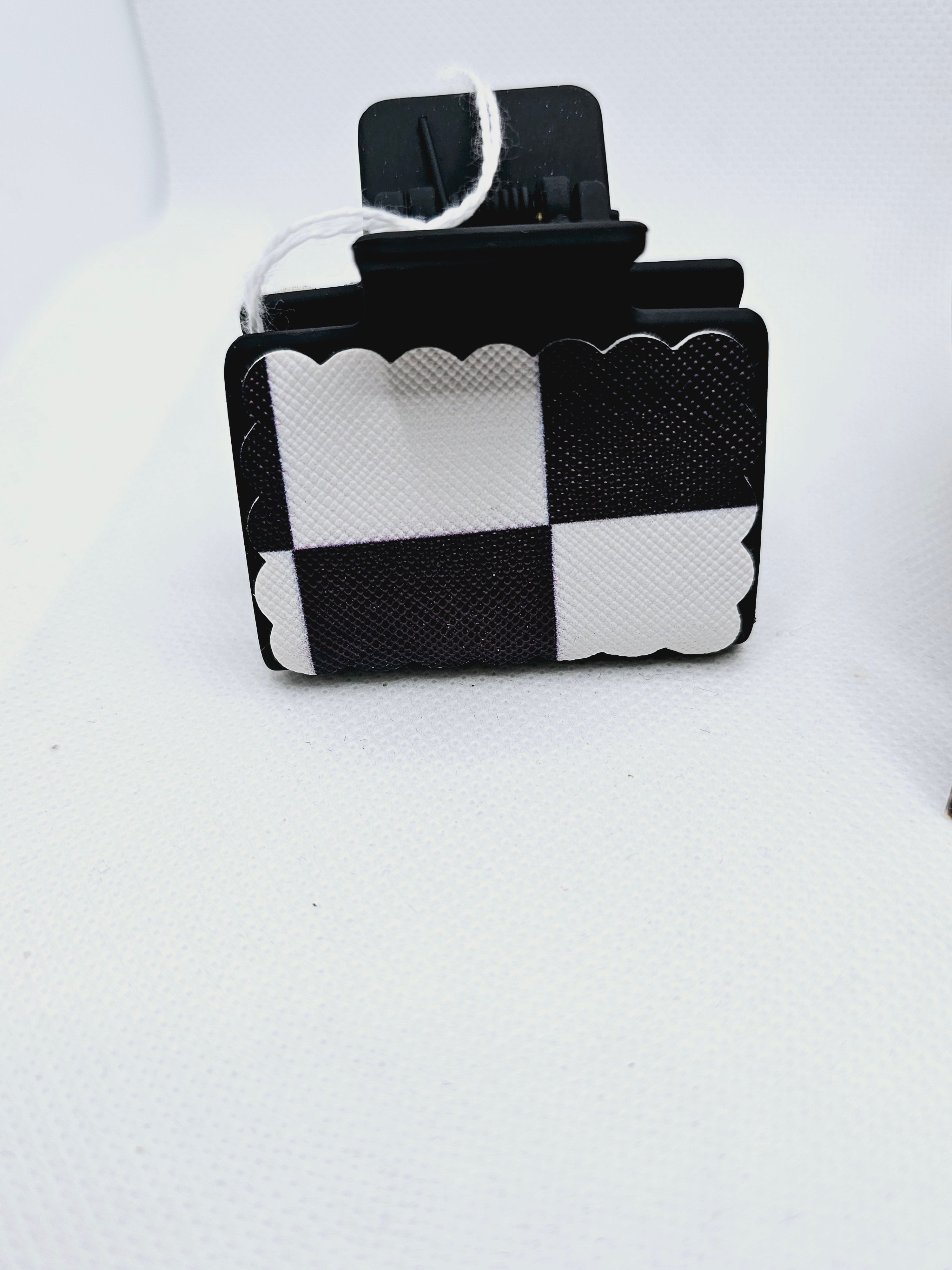 2183 Checked Flag Small Scalloped Claw Clip