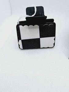 2183 Checked Flag Small Scalloped Claw Clip