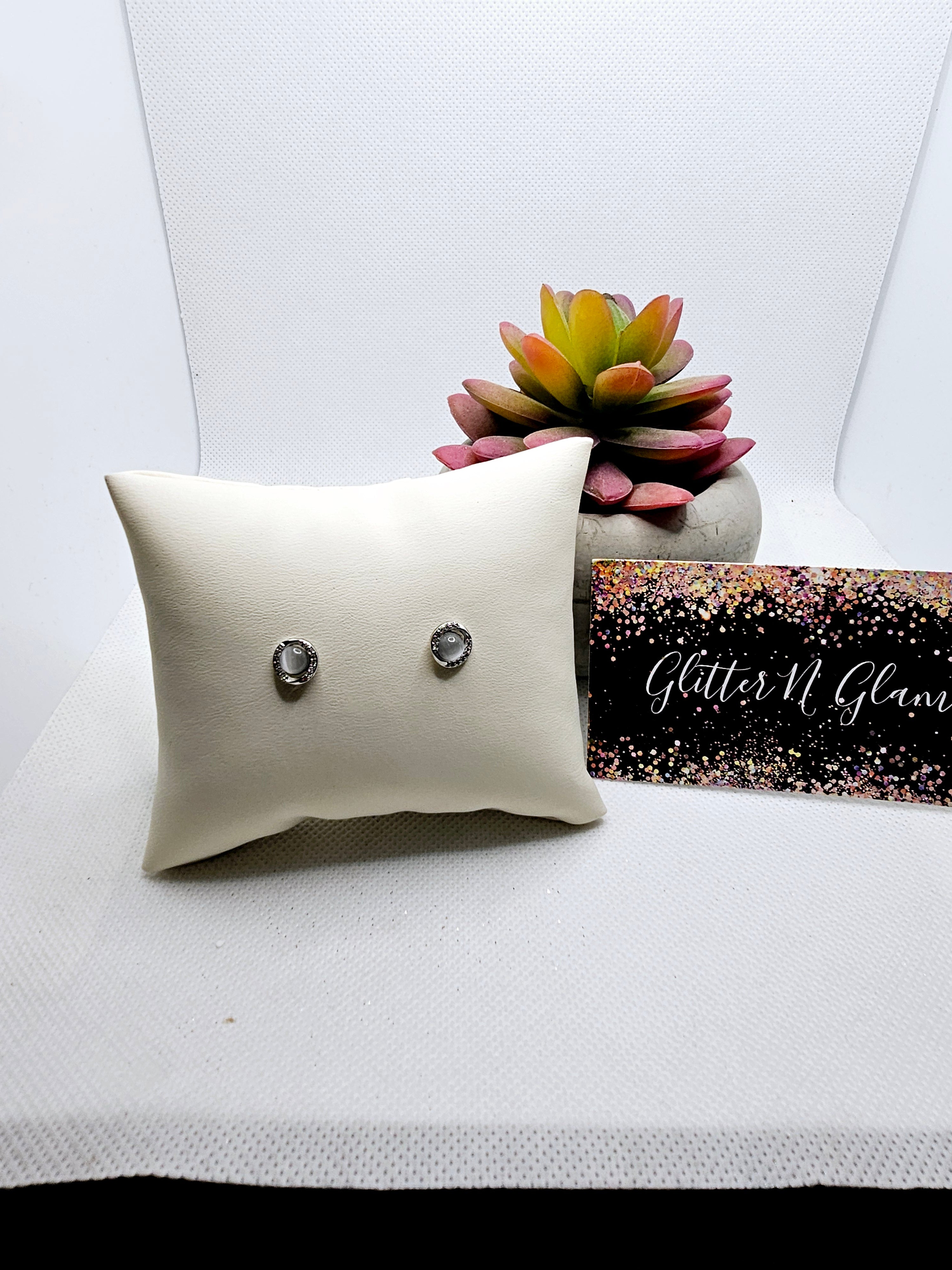 2560 Silver Cat-Eye Pearl Stud Earrings