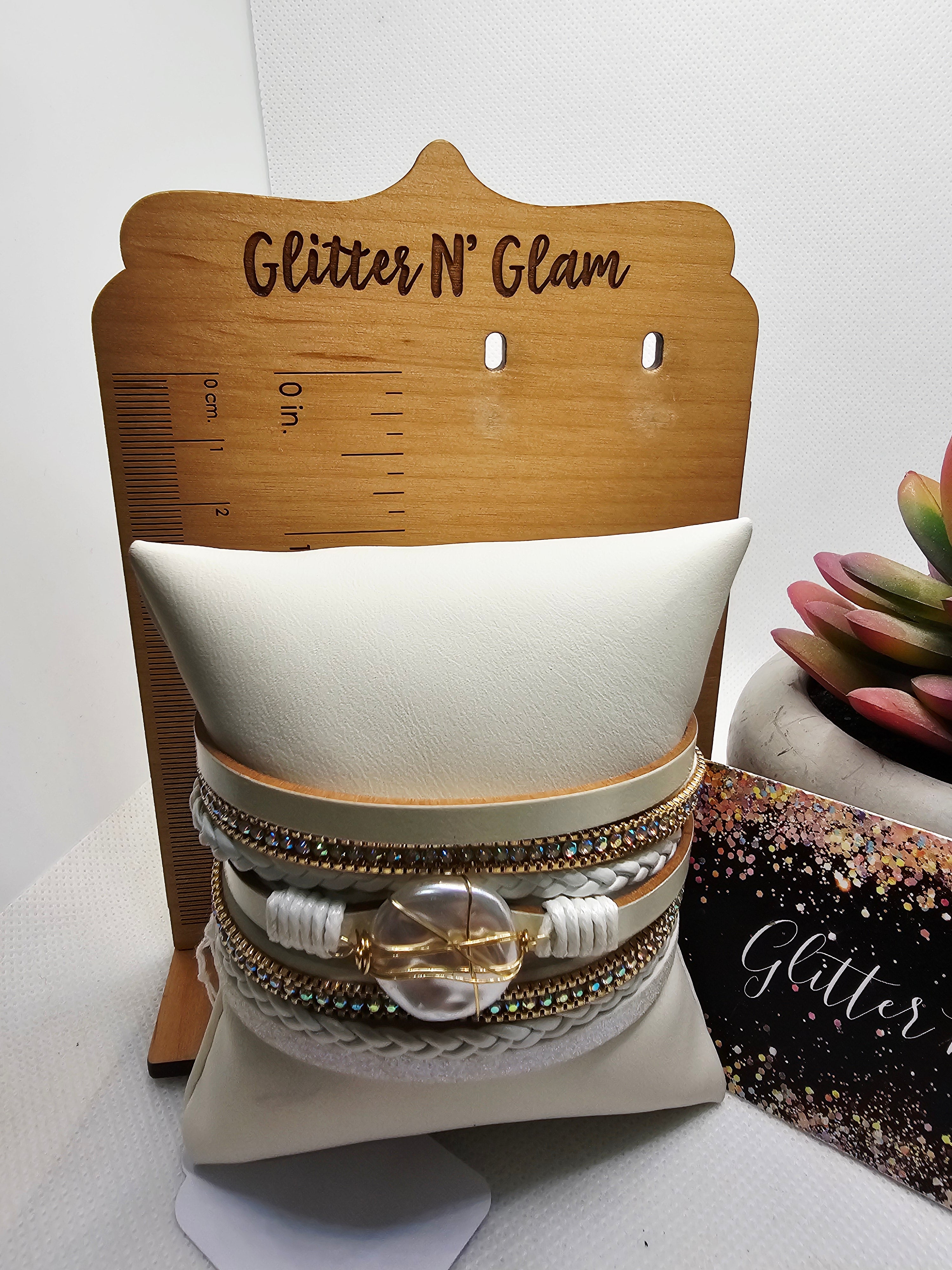 2723 White and Gold Leather Bracelet with magnetic closure