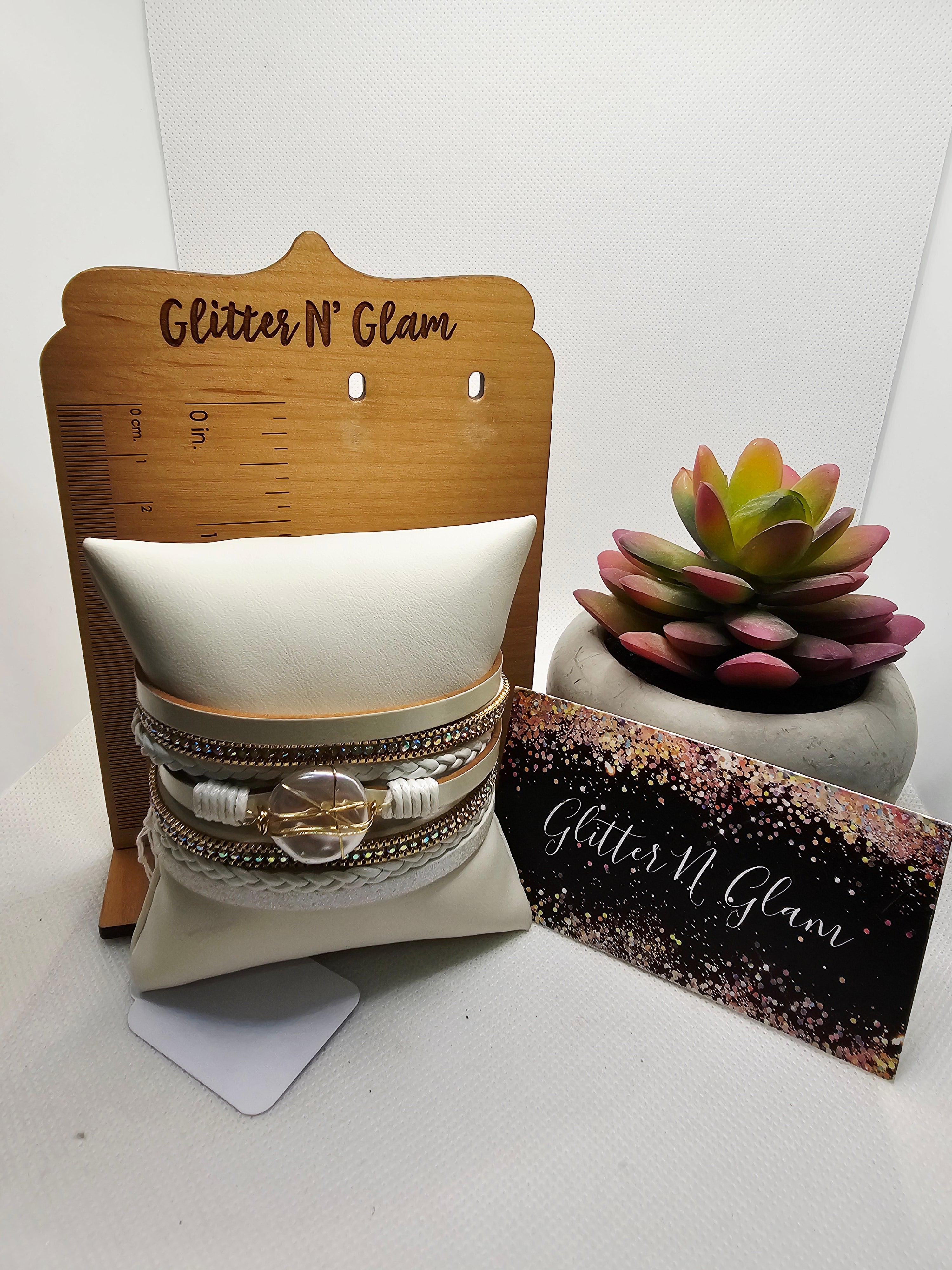 2723 White and Gold Leather Bracelet with magnetic closure