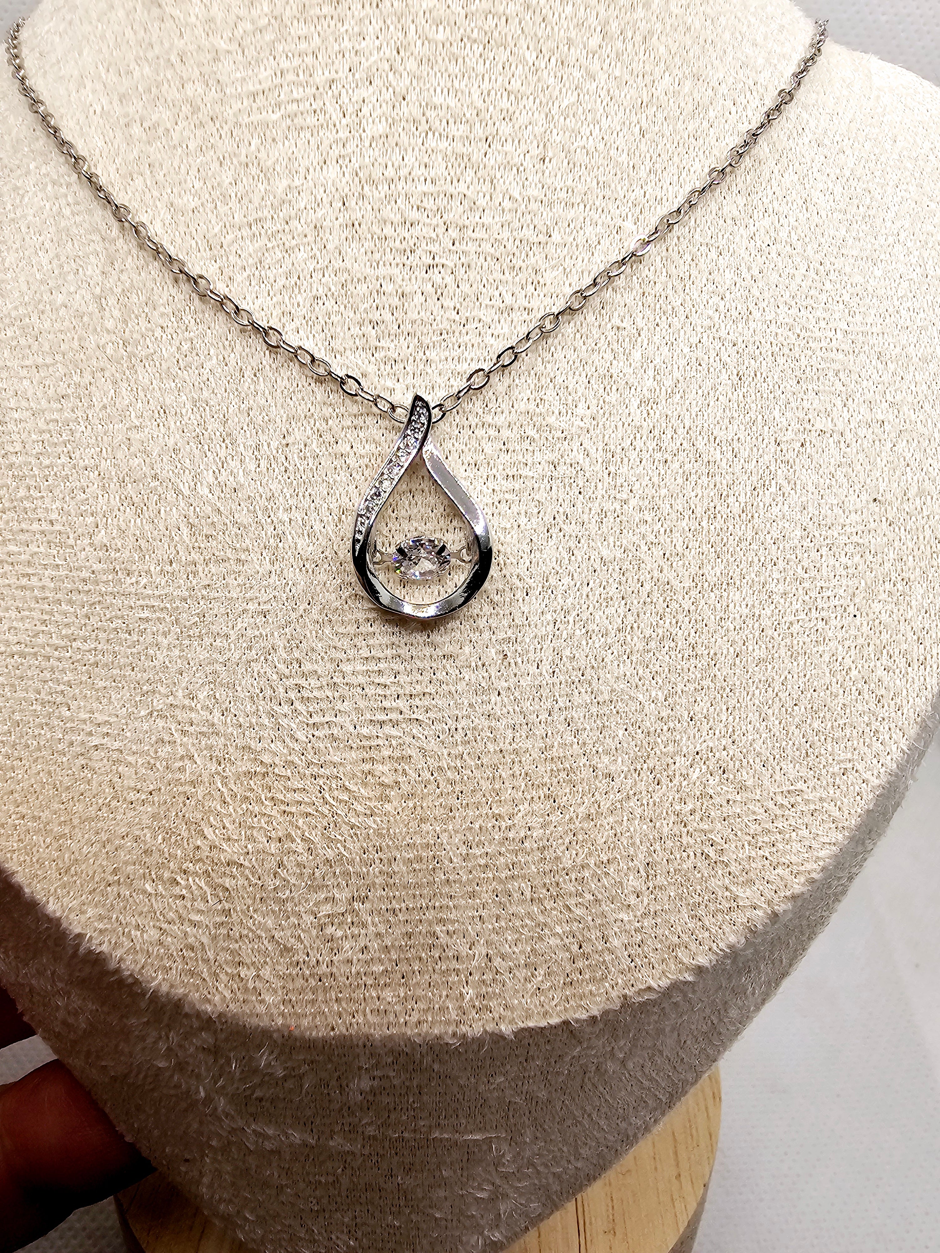 2566 Silver Teardrop Short Necklace