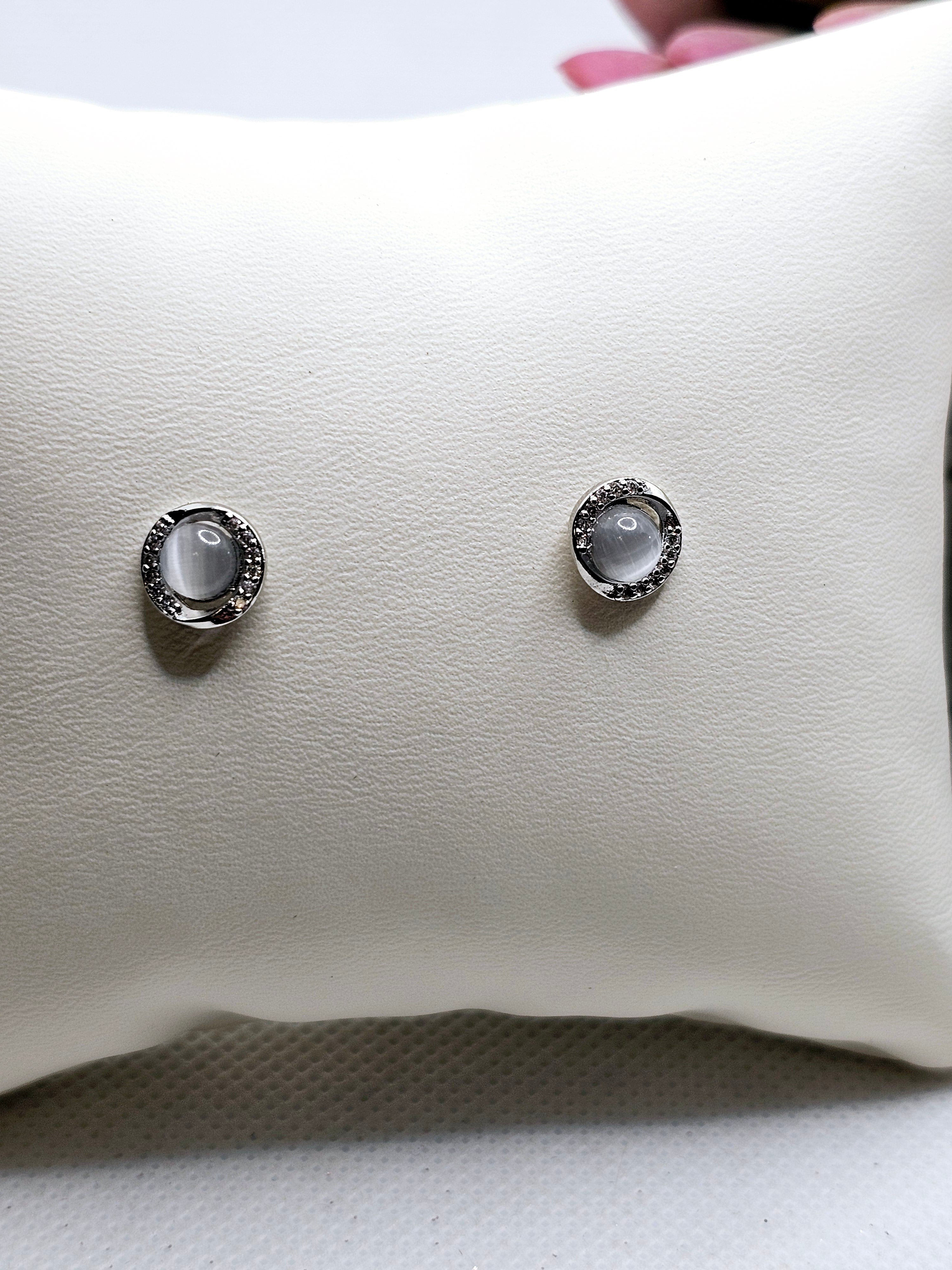 2560 Silver Cat-Eye Pearl Stud Earrings