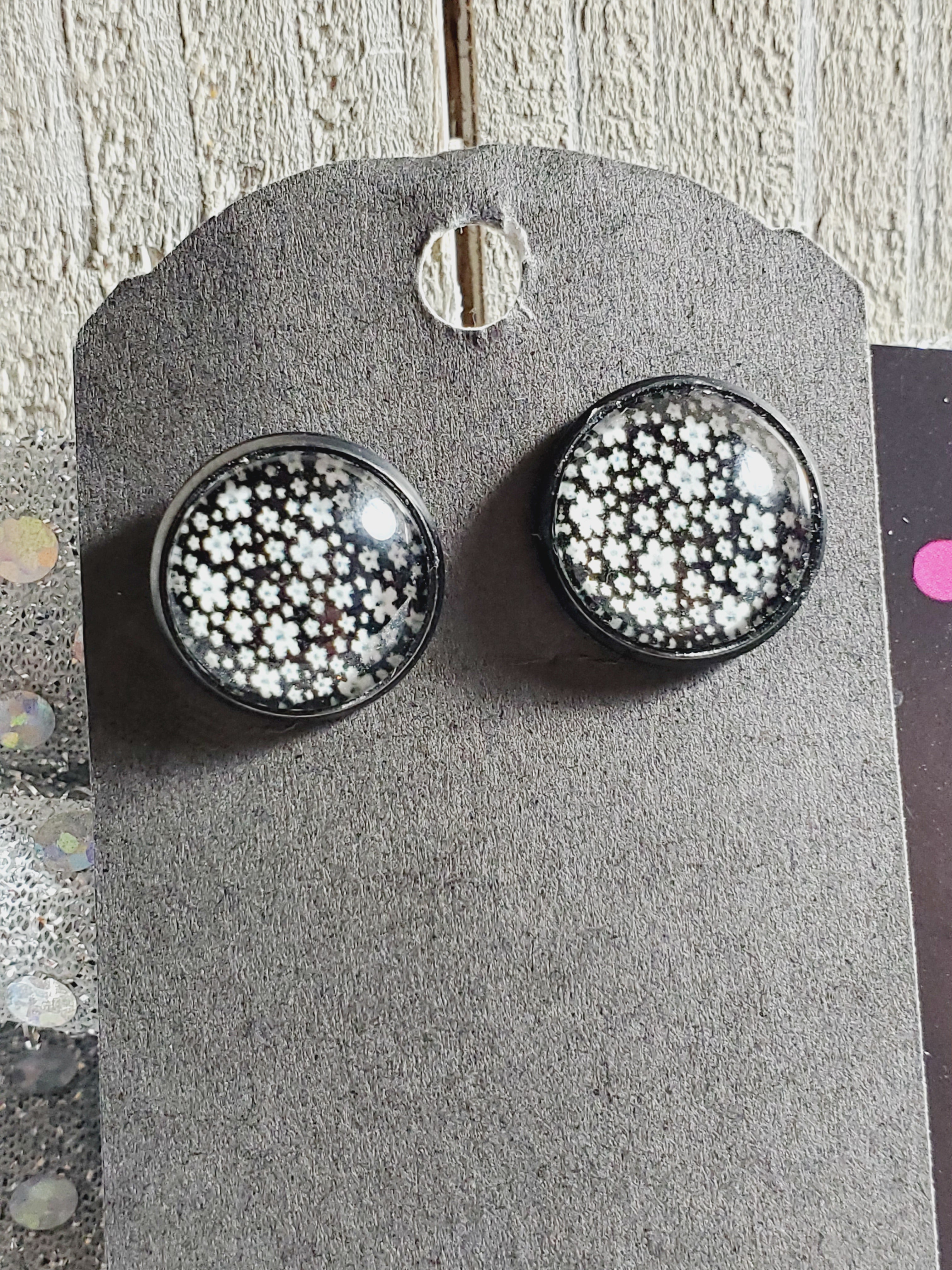 735 Black/White Floral Stud Earrings